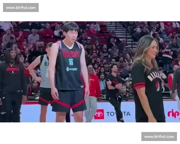 一身白配粉书包！杨瀚森登机赴客场